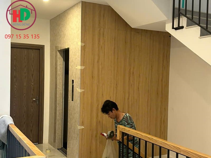 Vách thang máy ốp gỗ milamin sang trọng