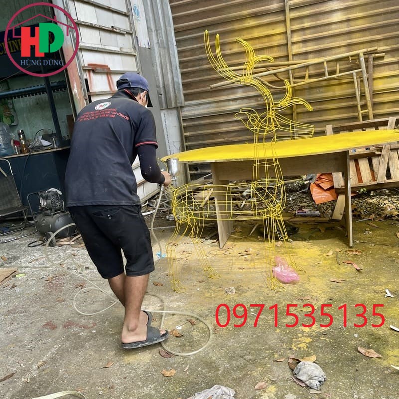 Thợ Hùng Dũng Decor đang hàn khung thép và tạo hình chú tuần lộc nghệ thuật – từng chi tiết thể hiện tay nghề và đam mê sáng tạo.